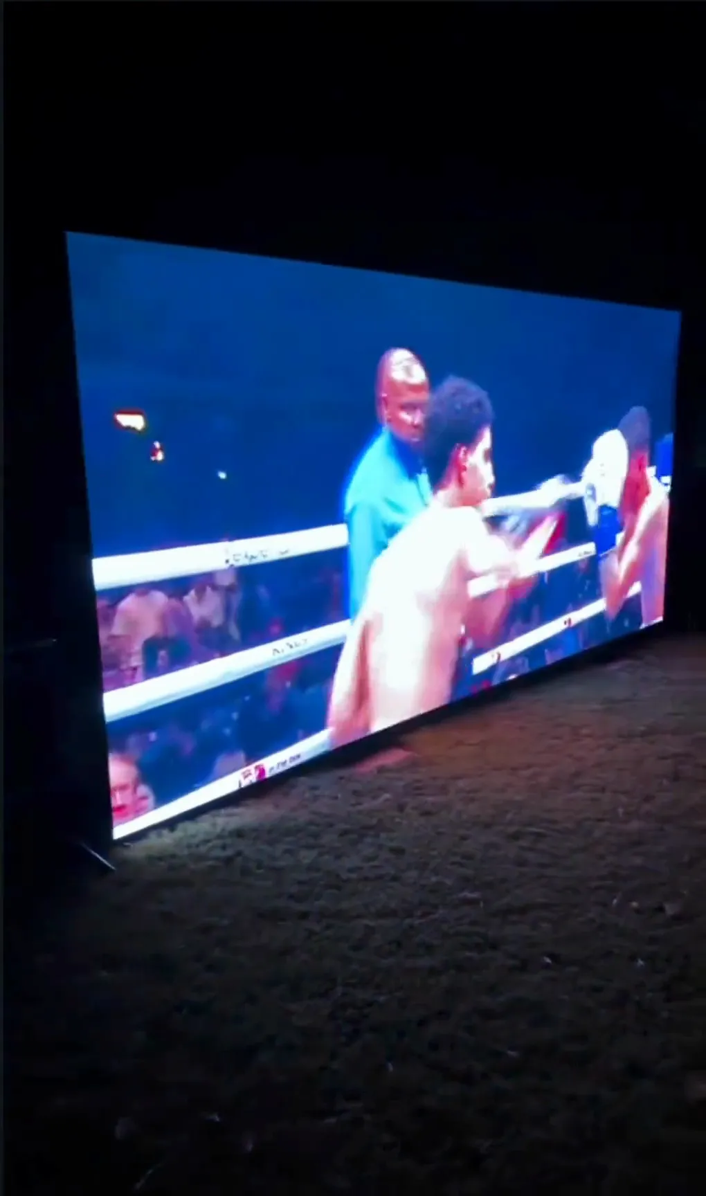Pantalla LED encendida en un evento de noche
