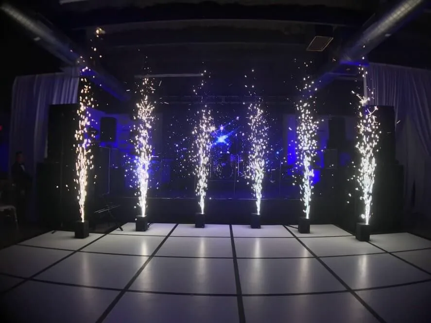 Fila de fuentes de chispas frías iluminando la pista de baile