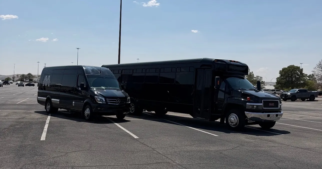 La flotilla: Sprinter limusina Mercedes-Benz y party bus lado a lado
