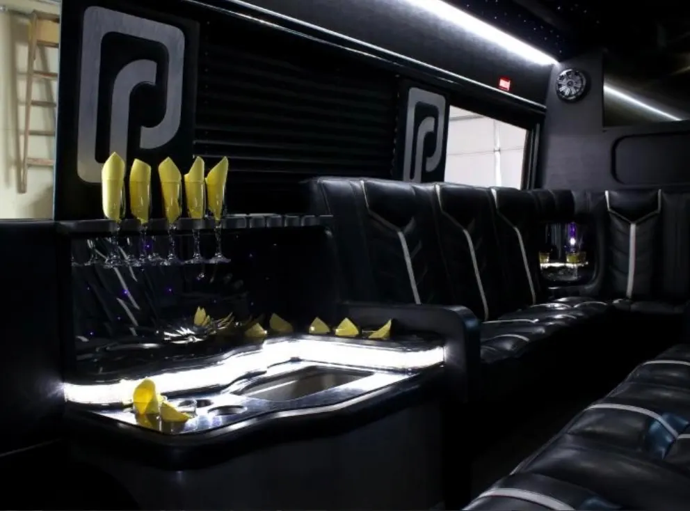 Barra de la Sprinter con copas de champaña y cubierta iluminada