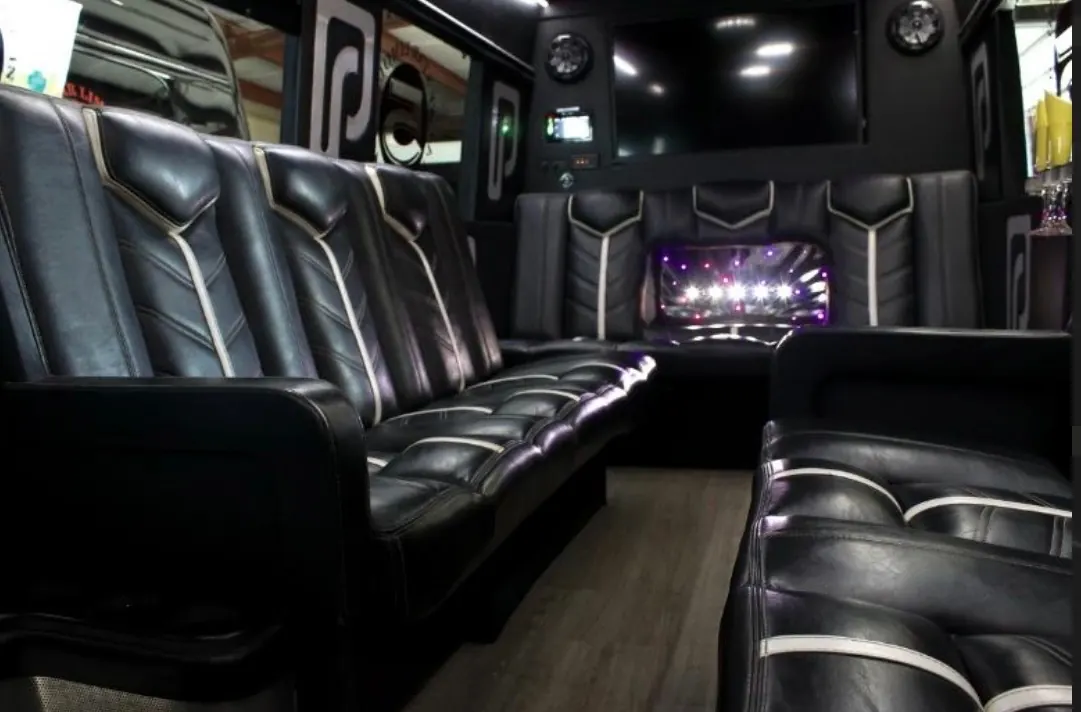 Lounge de la Sprinter con asientos de piel e iluminación LED
